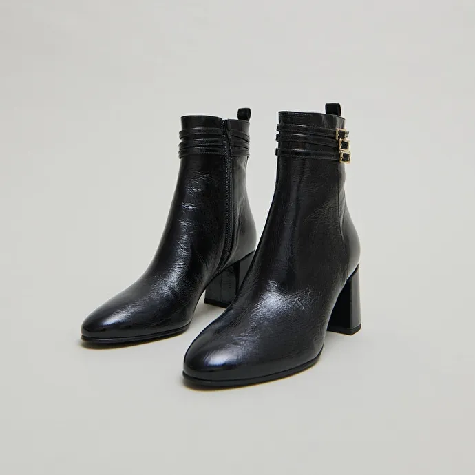 Buckle details ankle boots in black pleated patent