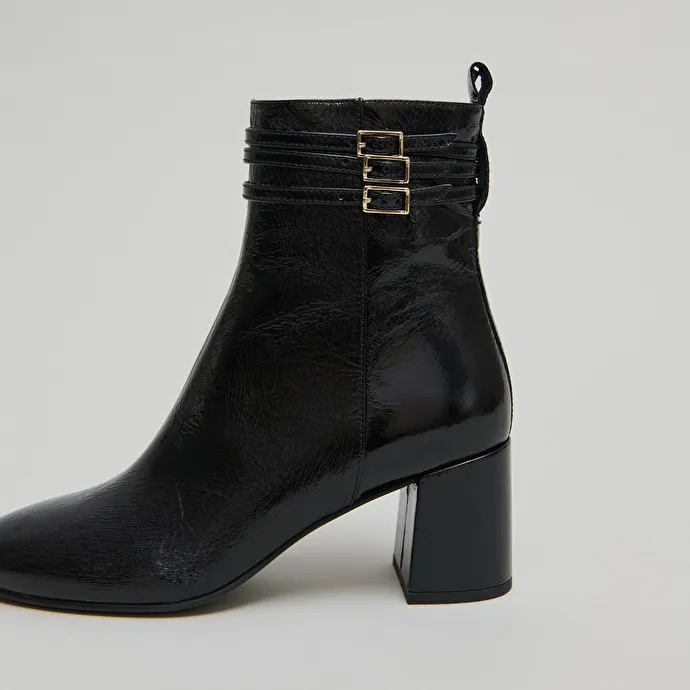 Buckle details ankle boots in black pleated patent