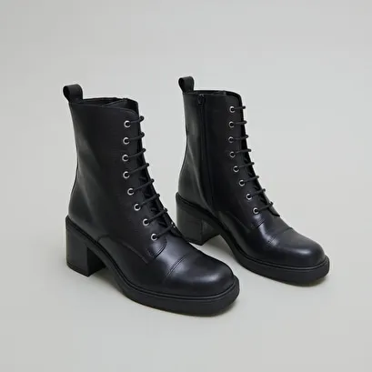 Lace-up ankle boots with back elastic straps in black leather