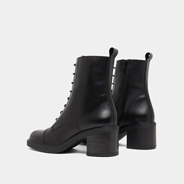 Lace-up ankle boots with back elastic straps in black leather