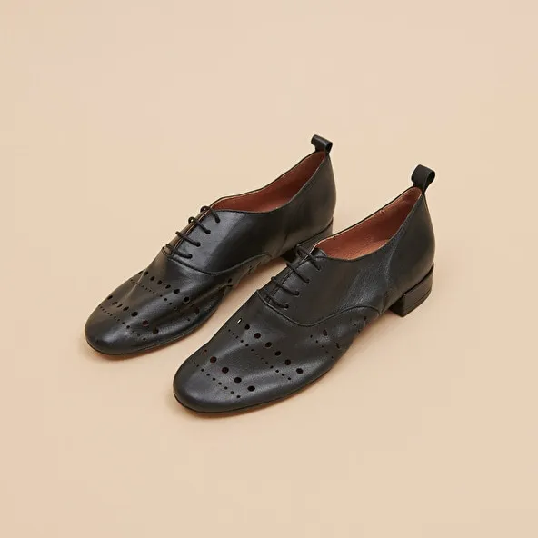 Oxfords with laces in black leather