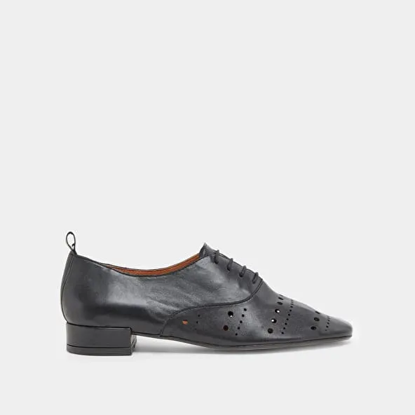 Oxfords with laces in black leather