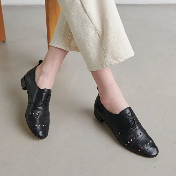 Oxfords with laces in black leather