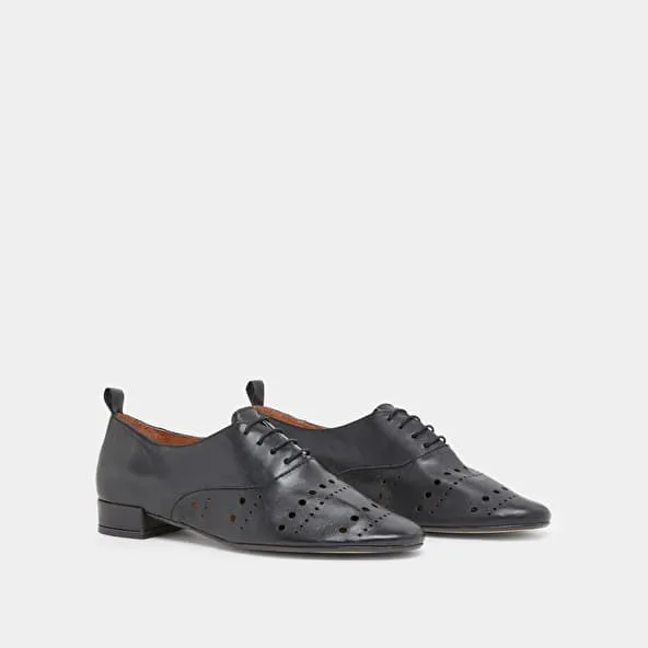 Oxfords with laces in black leather