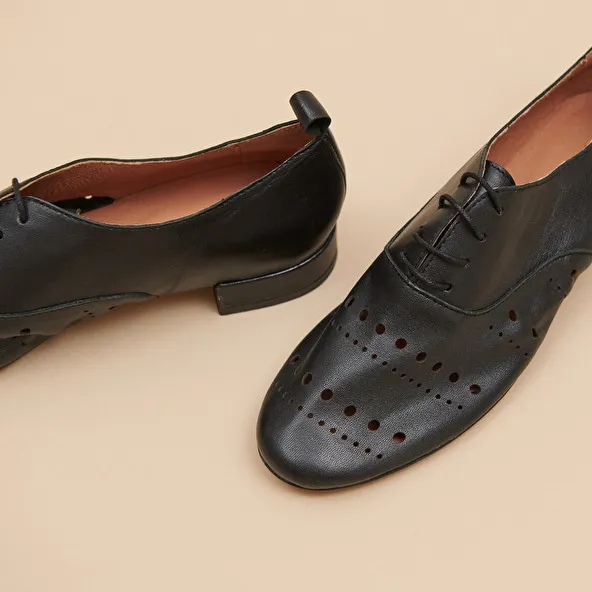 Oxfords with laces in black leather