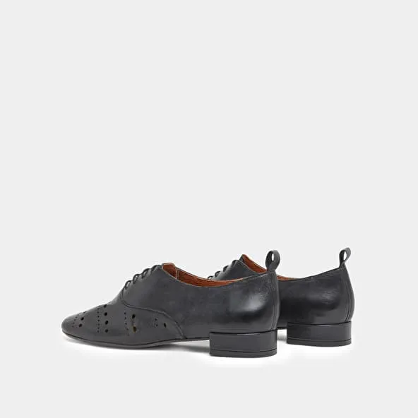 Oxfords with laces in black leather