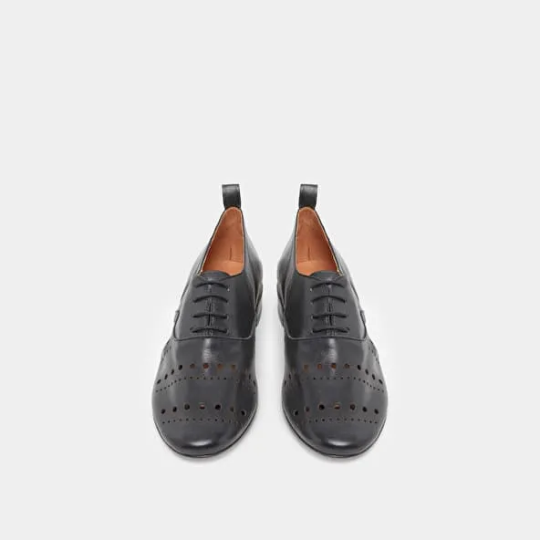 Oxfords with laces in black leather