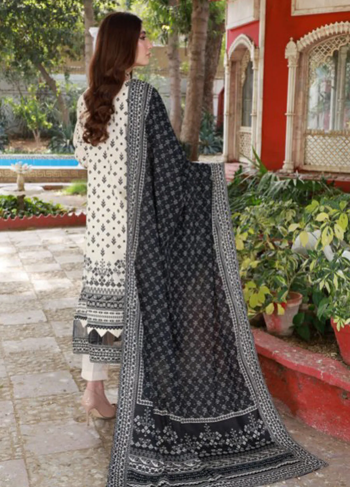 Thread Kari By Schick Embroidered Lawn 3 Piece Unstitched Suit SDH24TKEL D-02