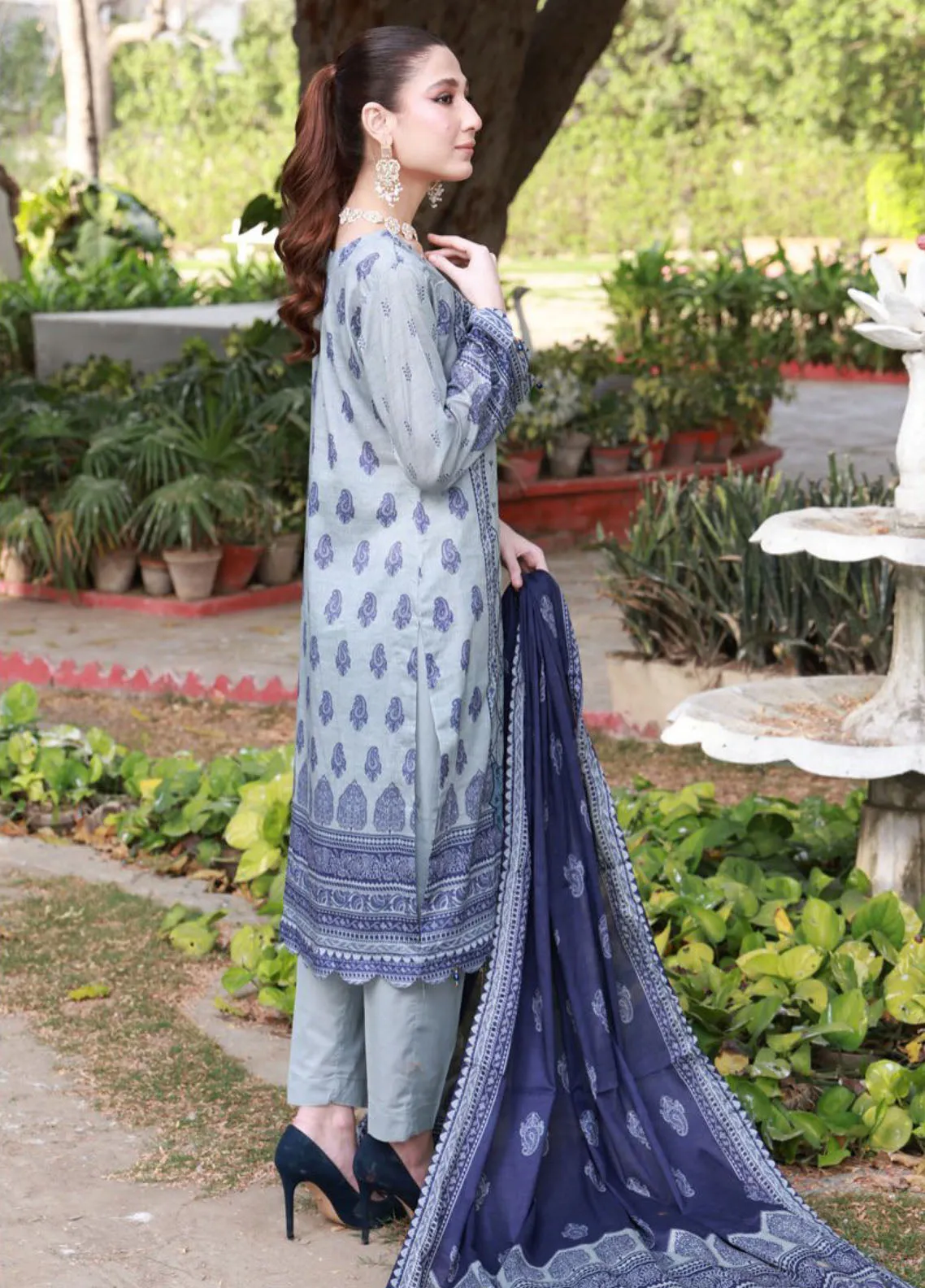 Thread Kari By Schick Embroidered Lawn 3 Piece Unstitched Suit SDH24TKEL D-06